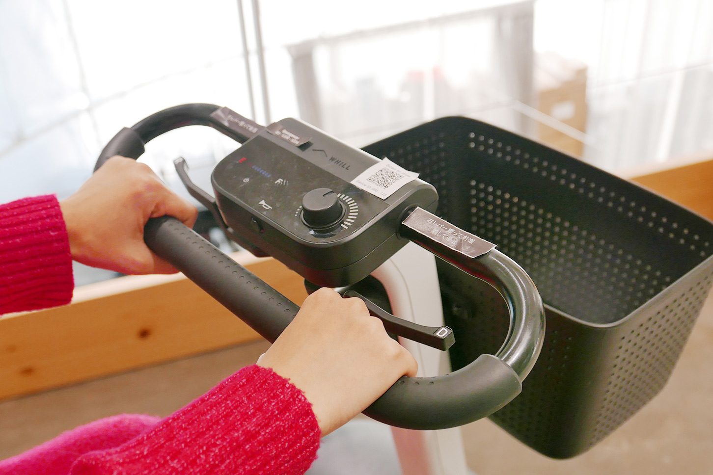 ハンドル中央にあるコントロール部。操作は自動車に近いもので、舵取りはハンドル、前進と後退は、左右のレバーを引くことで行う。速度は、ダイヤルで細かく調整できる。