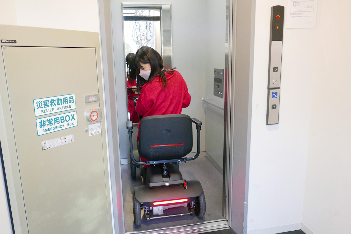 小回り性が高いので、そのままエレベーターにも乗車可能。マンション住まいの人でも、ドアtoドアの移動を可能としている。