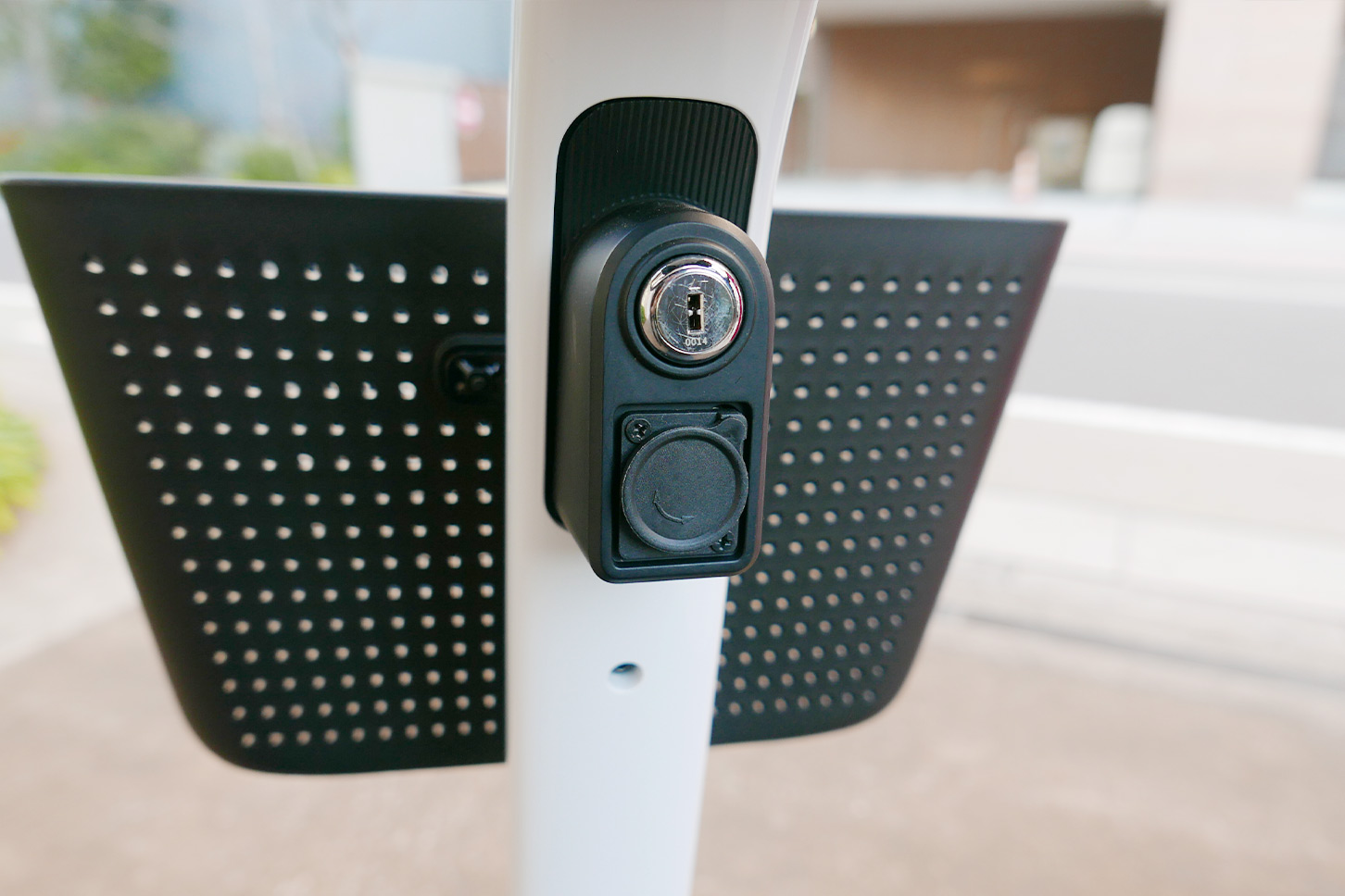 電源のON/OFFは、自動車のように専用キーで。フロントのカゴには、4kgまで積載可能。充電口は、キー下とシート下の2か所にある。