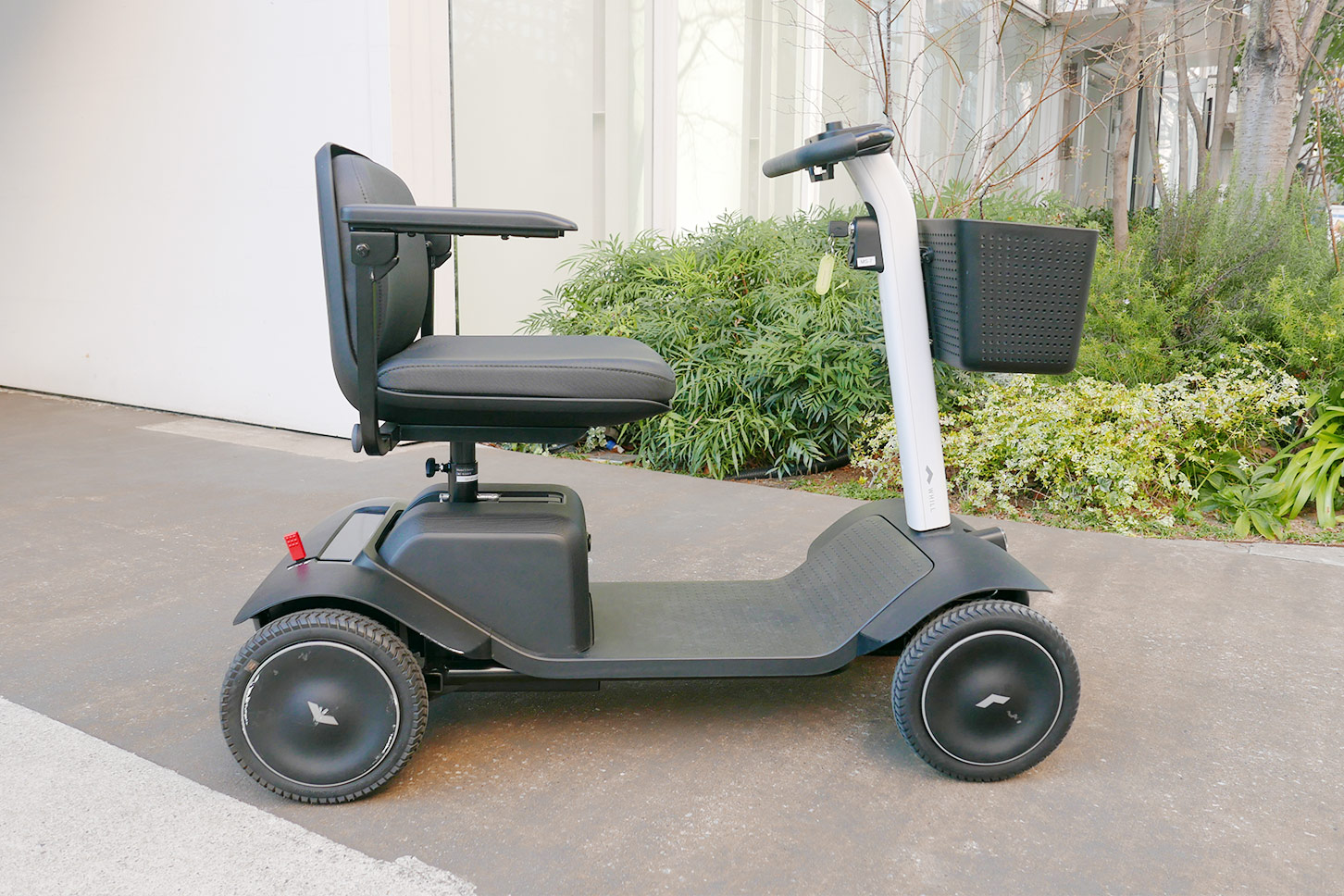 シートは、前後と高さの調整が可能なので、最適な運転姿勢が整えられる。シンプルな構造なので、乗降性にも優れる。