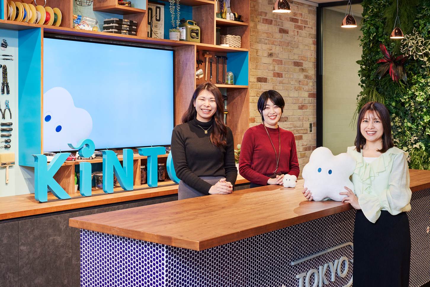 インタビューを受けていただいた、株式会社KINTOマーケティング企画部のみなさん。左から小川彩子さん、木村遥さん、岡部サエマさん。