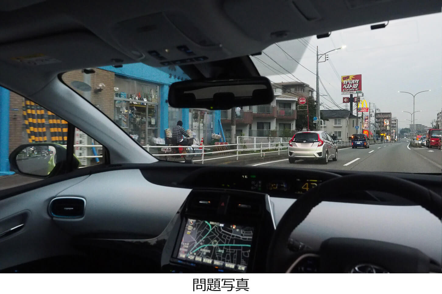 片側2車線の道路で左側に車線変更しようとしています。