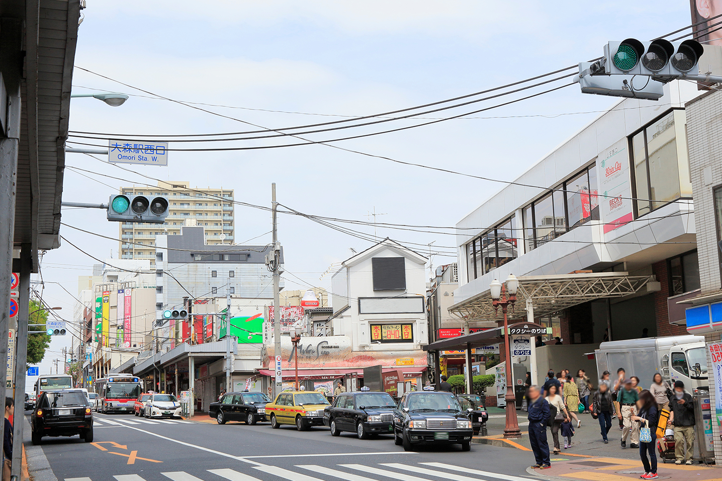 JR大森駅前の西口。駅前空間はほぼなし。（画像：(c) Paylessimages - stock.adobe.com）