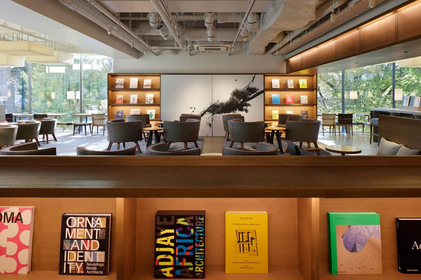 会場：代官山 蔦屋書店2号館1階