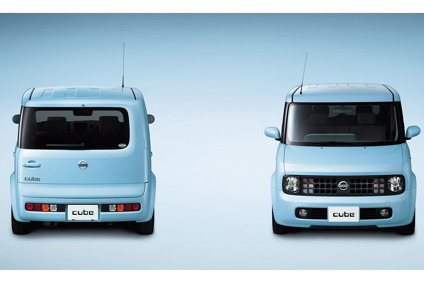 2002年に登場した2代目日産キューブ。Rの効いた立方体をモチーフにしたデザインは、まるでコンセプトカーのよう。左右非対称のリアデザインも大きな注目を集めました。