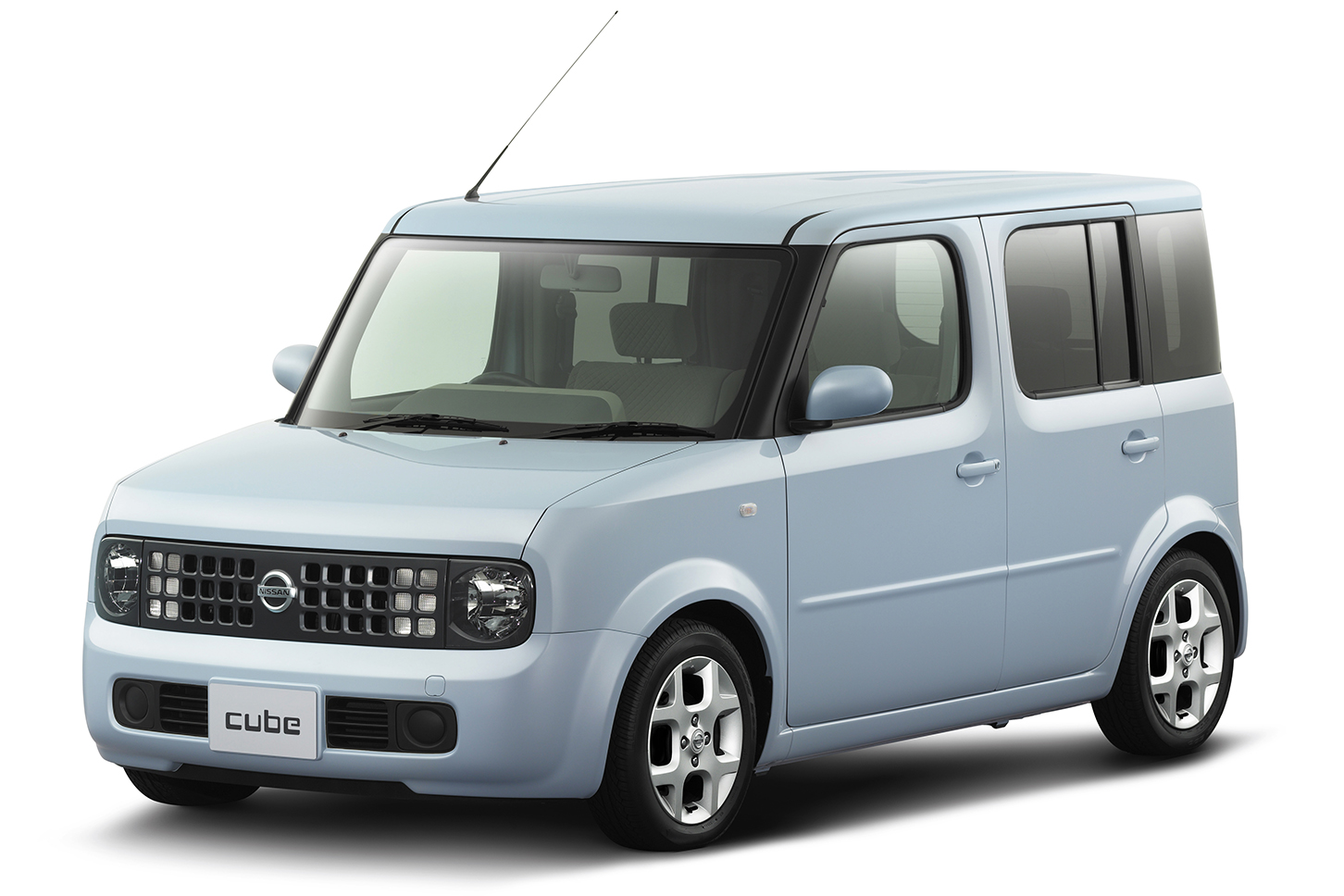 2002年に登場した2代目日産キューブ。Rの効いた立方体をモチーフにしたデザインは、まるでコンセプトカーのよう。左右非対称のリアデザインも大きな注目を集めました。