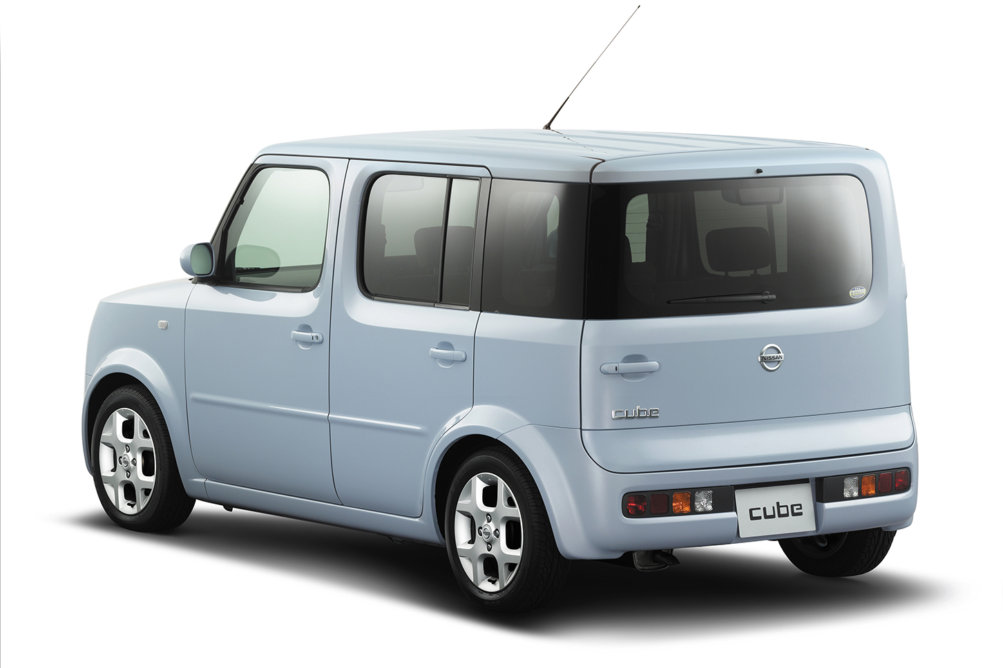 2002年に登場した2代目日産キューブ。Rの効いた立方体をモチーフにしたデザインは、まるでコンセプトカーのよう。左右非対称のリアデザインも大きな注目を集めました。