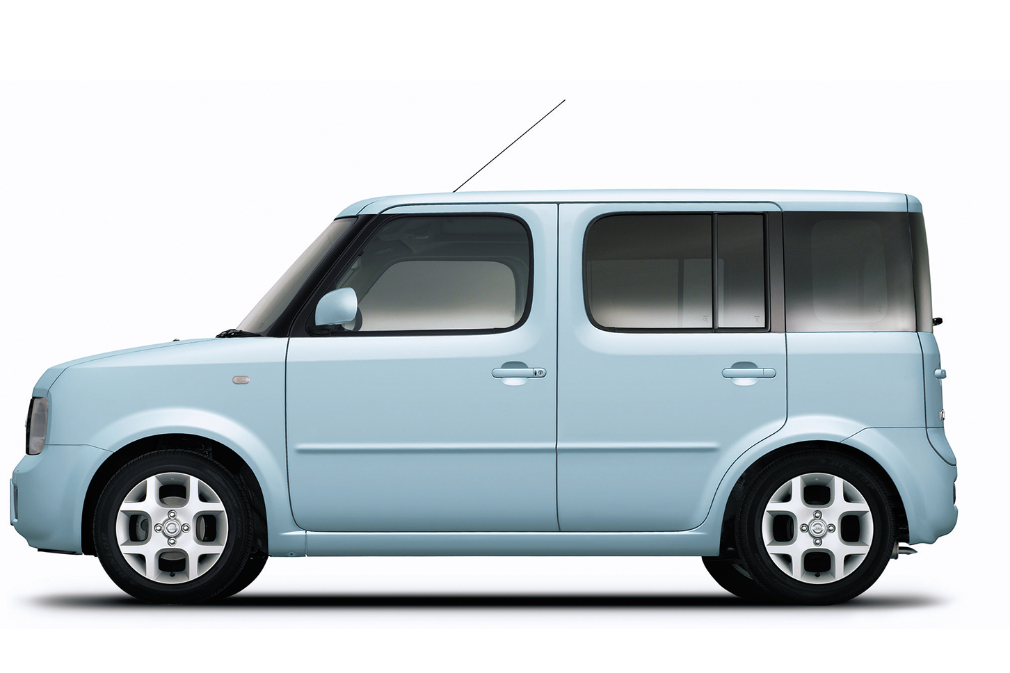 2002年に登場した2代目日産キューブ。Rの効いた立方体をモチーフにしたデザインは、まるでコンセプトカーのよう。左右非対称のリアデザインも大きな注目を集めました。