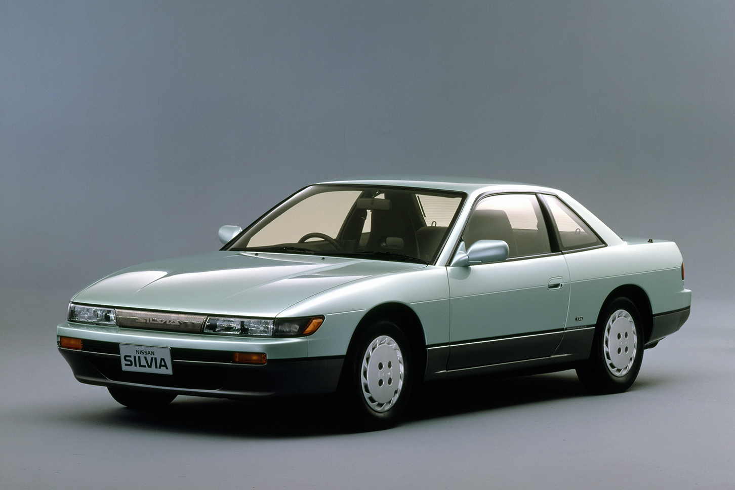 S13型シルビアQ's。日産が1988年に発売し、同年のグッドデザイン賞大賞に輝きました。当時のキャッチコピーは「アートフォース・シルビア」。