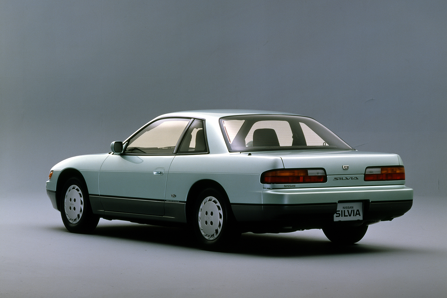 S13型シルビアQ's。日産が1988年に発売し、同年のグッドデザイン賞大賞に輝いた。当時のキャッチコピーは「アートフォース・シルビア」。
