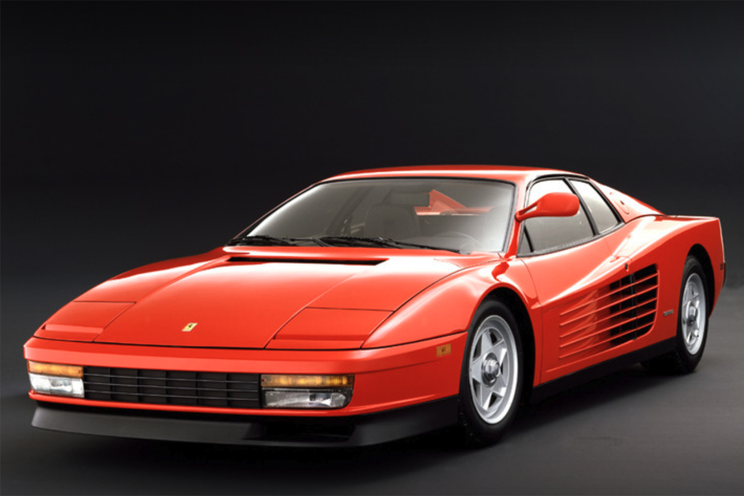 これぞフェラーリともいうべき、アイコン的存在のテスタロッサ。真紅のボディカラーをまとい、大胆なスリットが入ったテスタロッサのデザインは、ピニンファリーナが担当。世界中の自動車ファンを魅了しました。1984年に登場。
