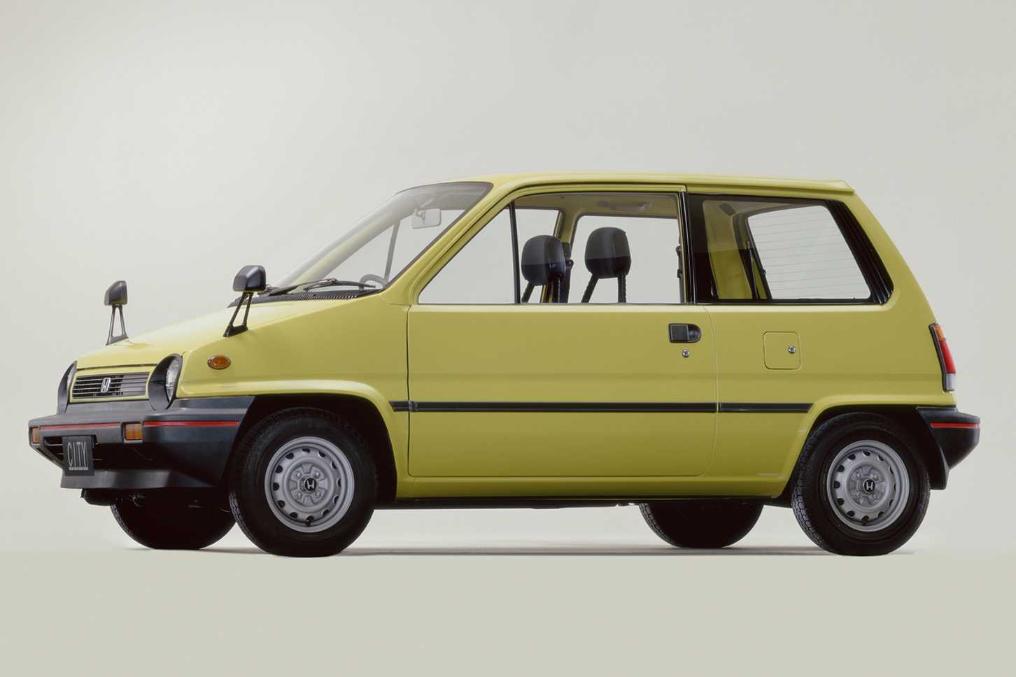 1981年に登場した初代ホンダ・シティ 。超小型バイク「モトコンポ」も同時に発売され、4輪のトランクに2輪を搭載してアウトドアを楽しむという、これまでにない新しいライフスタイルの提案にも注目が集まりました。