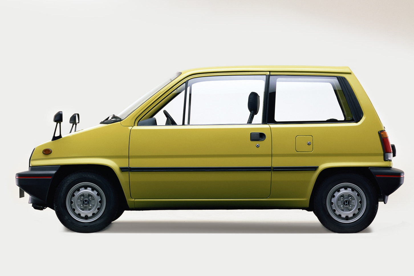 1981年に登場した初代ホンダ・シティ 。超小型バイク「モトコンポ」も同時に発売され、4輪のトランクに2輪を搭載してアウトドアを楽しむという、これまでにない新しいライフスタイルの提案にも注目が集まりました。
