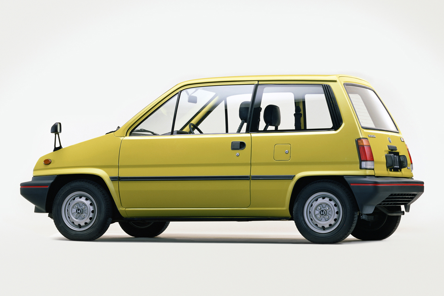 1981年に登場した初代ホンダ・シティ 。超小型バイク「モトコンポ」も同時に発売され、4輪のトランクに2輪を搭載してアウトドアを楽しむという、これまでにない新しいライフスタイルの提案にも注目が集まりました。