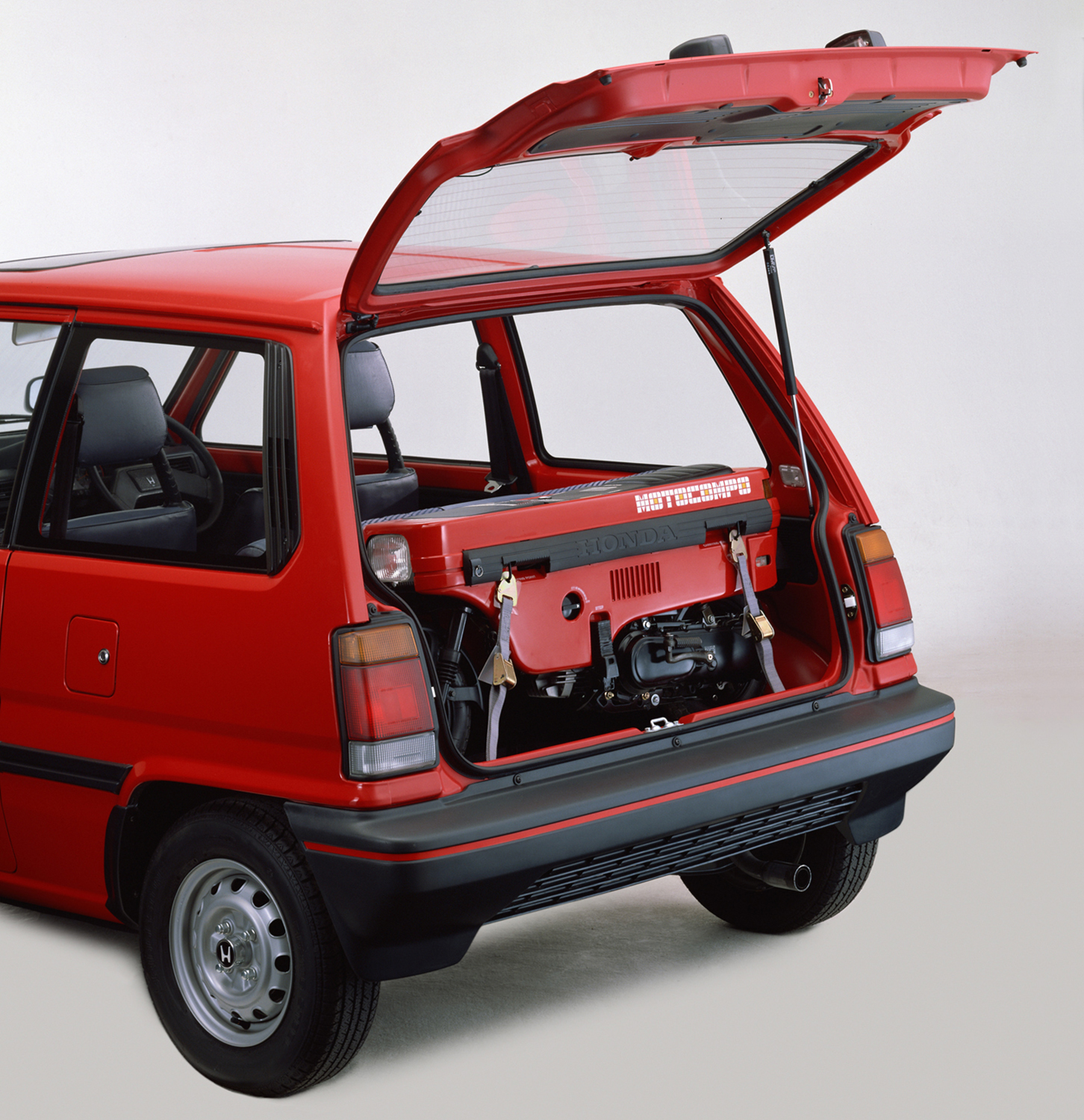 1981年に登場した初代ホンダ・シティ 。超小型バイク「モトコンポ」も同時に発売され、4輪のトランクに2輪を搭載してアウトドアを楽しむという、これまでにない新しいライフスタイルの提案にも注目が集まりました。