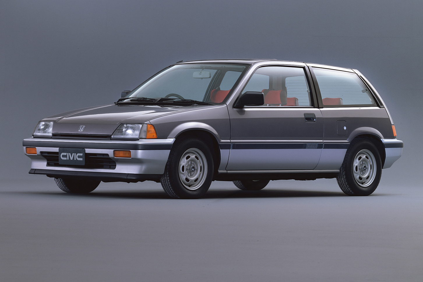 1983年に登場した3代目ホンダ・シビック（通称：ワンダーシビック）。人間のためのスペースを最大限広くするという、ホンダならではの「MM思想（マン・マキシマム、メカ・ミニマム）」を取り入れた最初のモデル。自動車としてはじめてグッドデザイン賞大賞を84年に受賞。またホンダとしてはじめて日本カー・オブ・ザ・イヤーに輝きました。