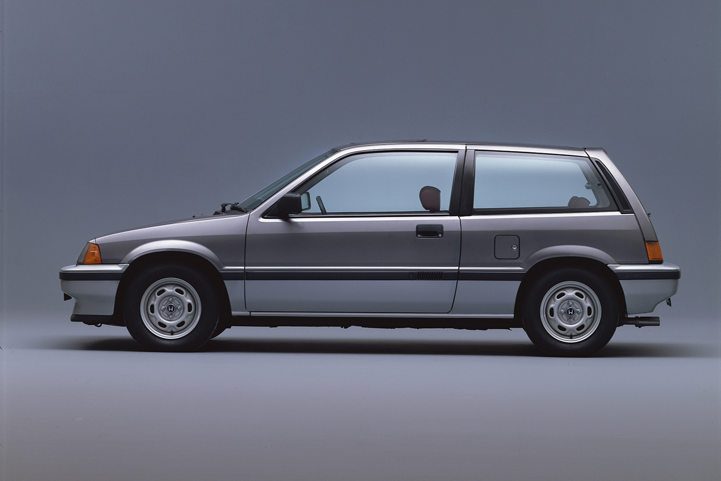 1983年に登場した3代目ホンダ・シビック（通称：ワンダーシビック）。人間のためのスペースを最大限広くするという、ホンダならではの「MM思想（マン・マキシマム、メカ・ミニマム）」を取り入れた最初のモデル。自動車としてはじめてグッドデザイン賞大賞を84年に受賞。またホンダとしてはじめて日本カー・オブ・ザ・イヤーに輝きました。