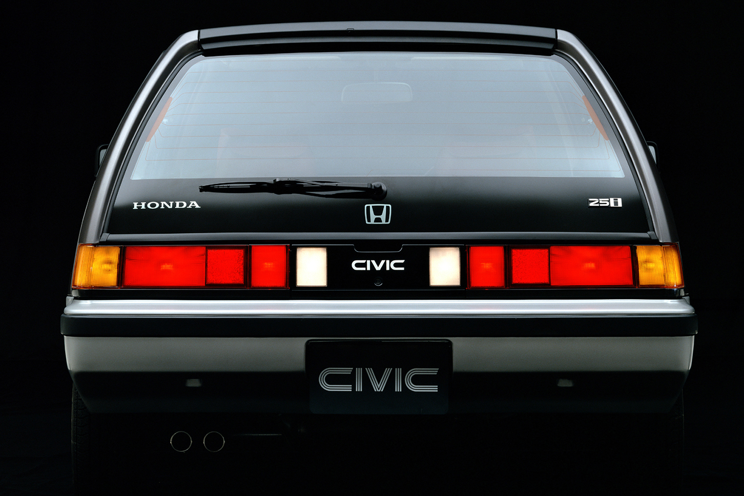 1983年に登場した3代目ホンダ・シビック（通称：ワンダーシビック）。人間のためのスペースを最大限広くするという、ホンダならではの「MM思想（マン・マキシマム、メカ・ミニマム）」を取り入れた最初のモデル。自動車としてはじめてグッドデザイン賞大賞を84年に受賞。またホンダとしてはじめて日本カー・オブ・ザ・イヤーに輝きました。