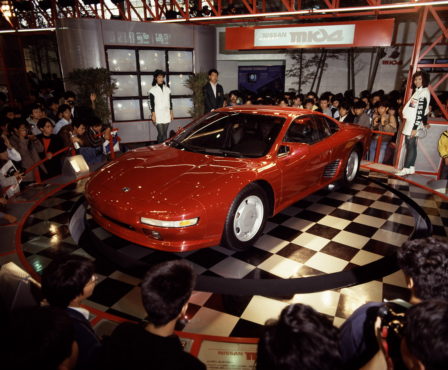 1987年の第27回東京モーターショーで発表された日産のコンセプトカー「MID4（ミッド・フォー）」。エンジンをミドに搭載した4輪駆動のスーパースポーツカーとして発表されました。技術の多くは4代目フェアレディZ（Z32型）やスカイランGT-R（32型）へ活かされました。