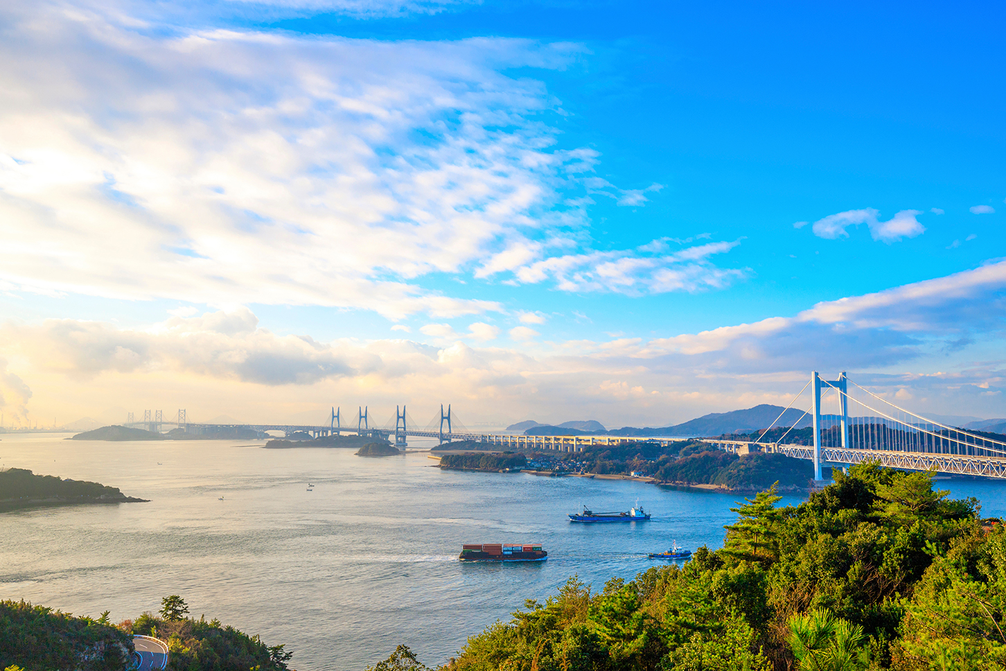 長大橋がいくつもかかる瀬戸内海。（画像：(c) beeboys - stock.adobe.com）