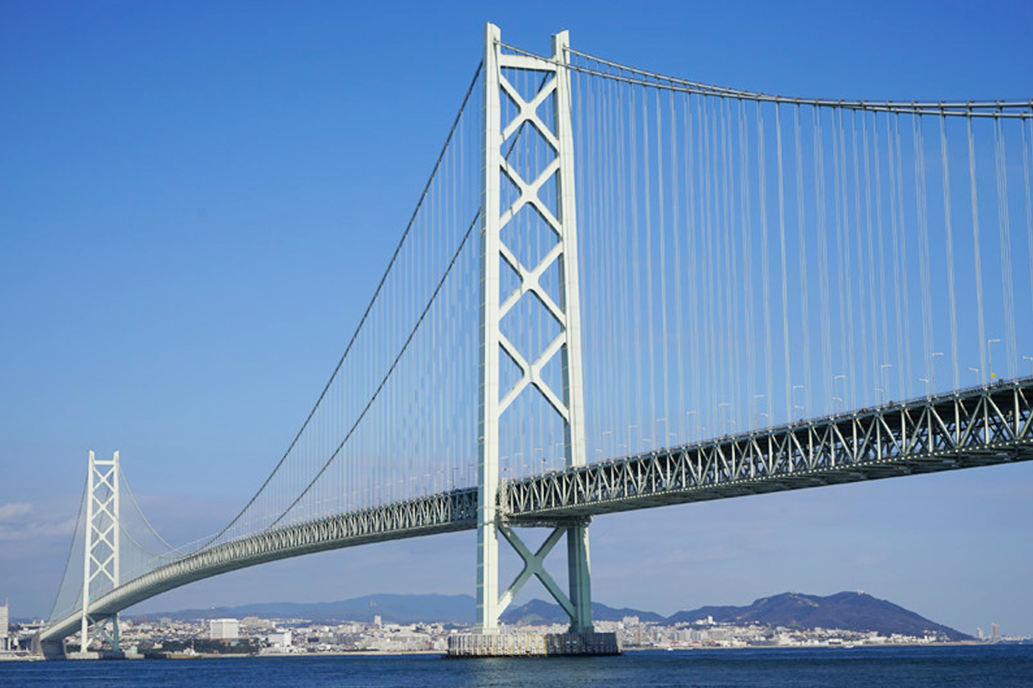 世界最大規模のつり橋として知られる明石海峡大橋。（画像：本四高速）