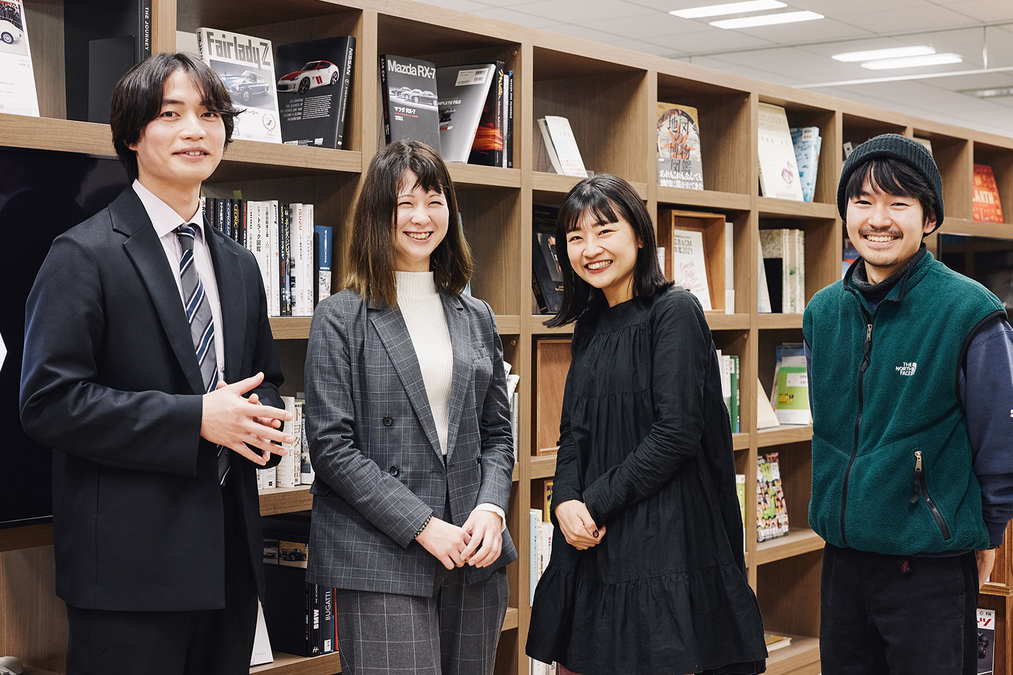 今回の座談会にはそれぞれのカーライフを楽しむ若者に集まってもらった。（左から）ユカワシュウさん（29）、村松芽育さん（27）、鷹埜可奈さん（29）、中川拓海さん（26）。