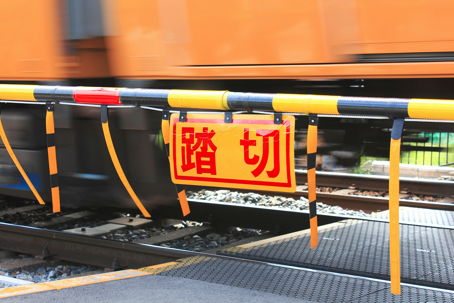 踏切では渋滞や事故が発生しやすい。（画像：(c) Paylessimages - stock.adobe.com）