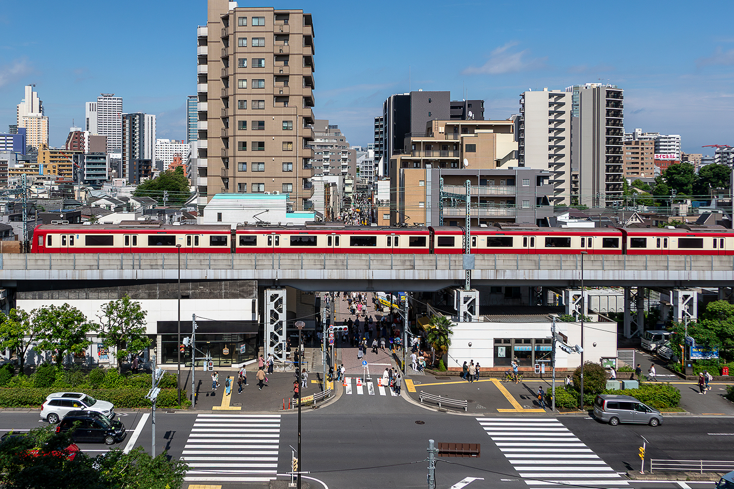 高架をスイスイと走る電車