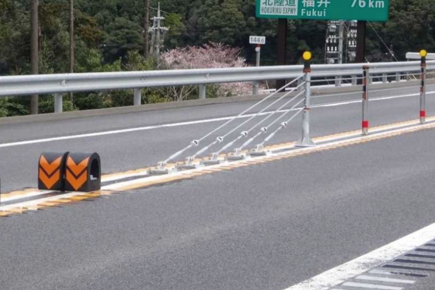 高速道路での暫定2車線区間においては正面衝突事故が多発したことから、現在は暫定2車線として開通する区間はワイヤーロープが標準設置されている。