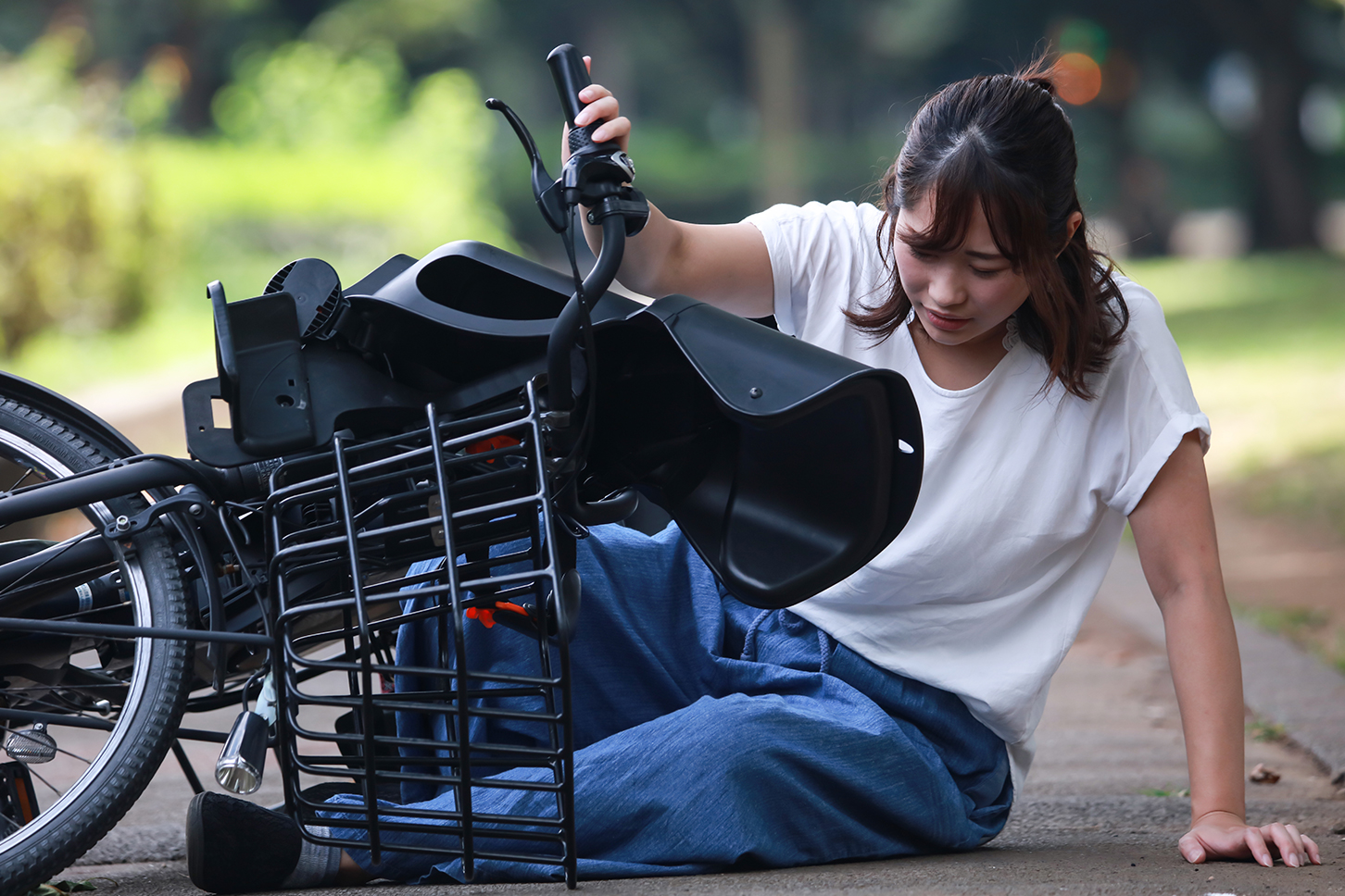 子供乗せ自転車は重く、バランスを崩して転倒しやすい。（画像：(c) yamasan - stock.adobe.com）