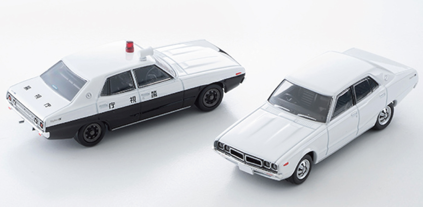 写真左からトミカリミテッドヴィンテージNEOシリーズより、「日産スカイライン 2000GT」のパトロールカー（76年式）と、市販車（74年式）。日産自動車版権元商品化許諾申請済。(c)TOMYTEC