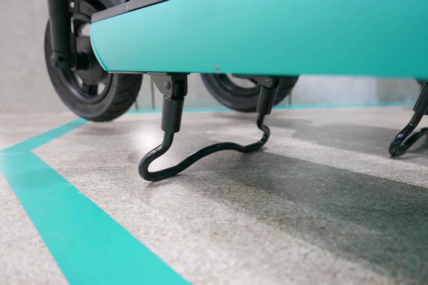 安定した駐車を実現するスタンド。以前は、片側のみのキックスタンドだったが、利用者の声を受け、両立式に改良。このようにユーザーからのフィードバックで、モビリティやサービスの改善も図られているのだ。