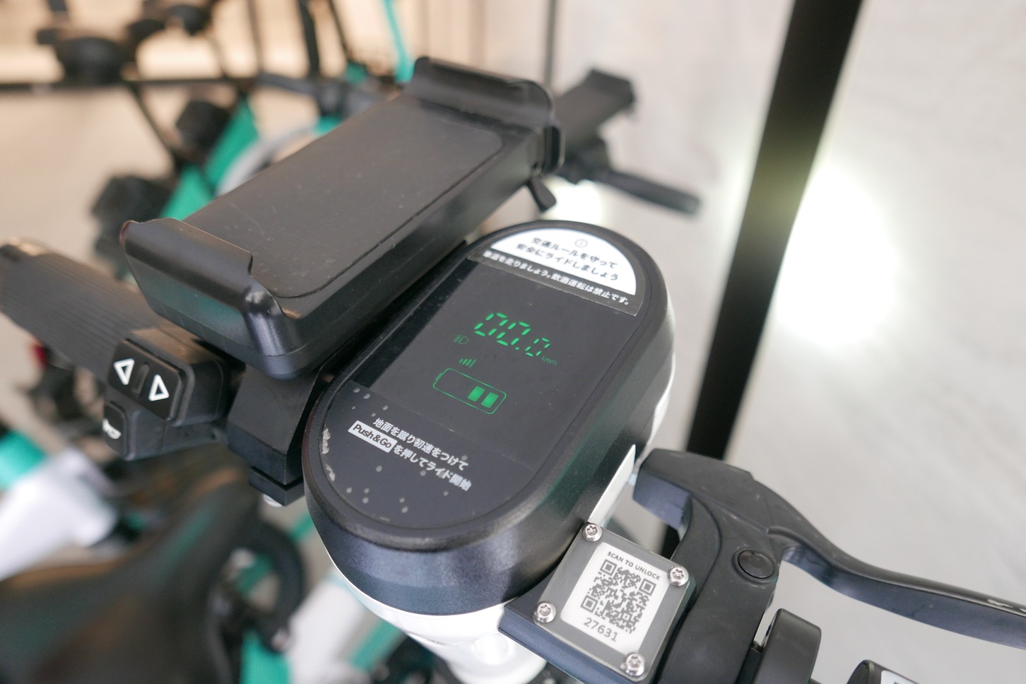 電動キックボードには、自身のスマホを固定できるスマホホルダーと、速度や電池残量を表示する簡単なメーターも装備。