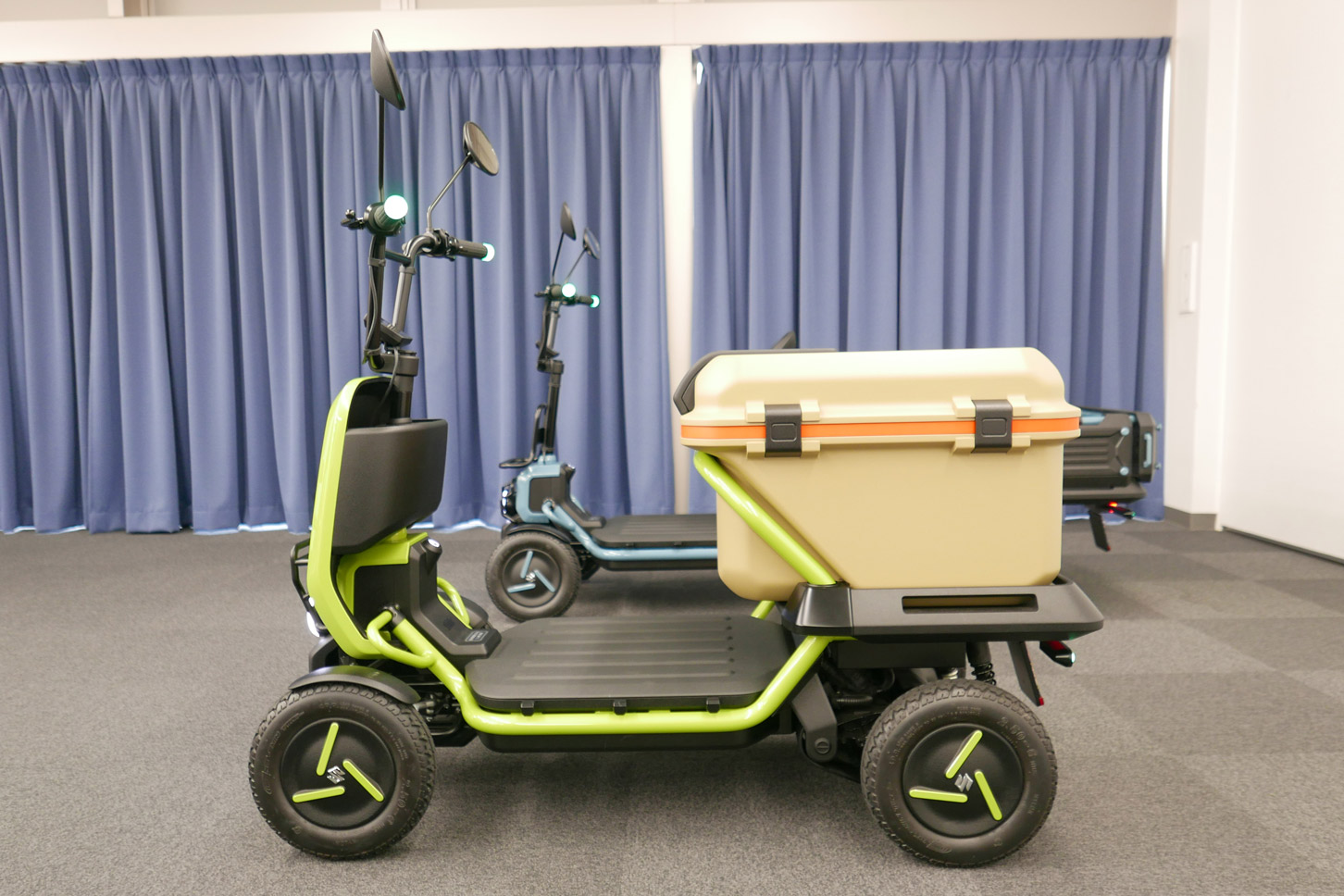 JMS2023で世界初公開された電動パーソナルモビリティ「SUZU-RIDE(スズライド)」。16歳以上を対象に誰でも乗りやすいモビリティとして提案。ボディサイズは、全長1300mm×全幅600mm×全高1000mm(※ミラーを除く)。