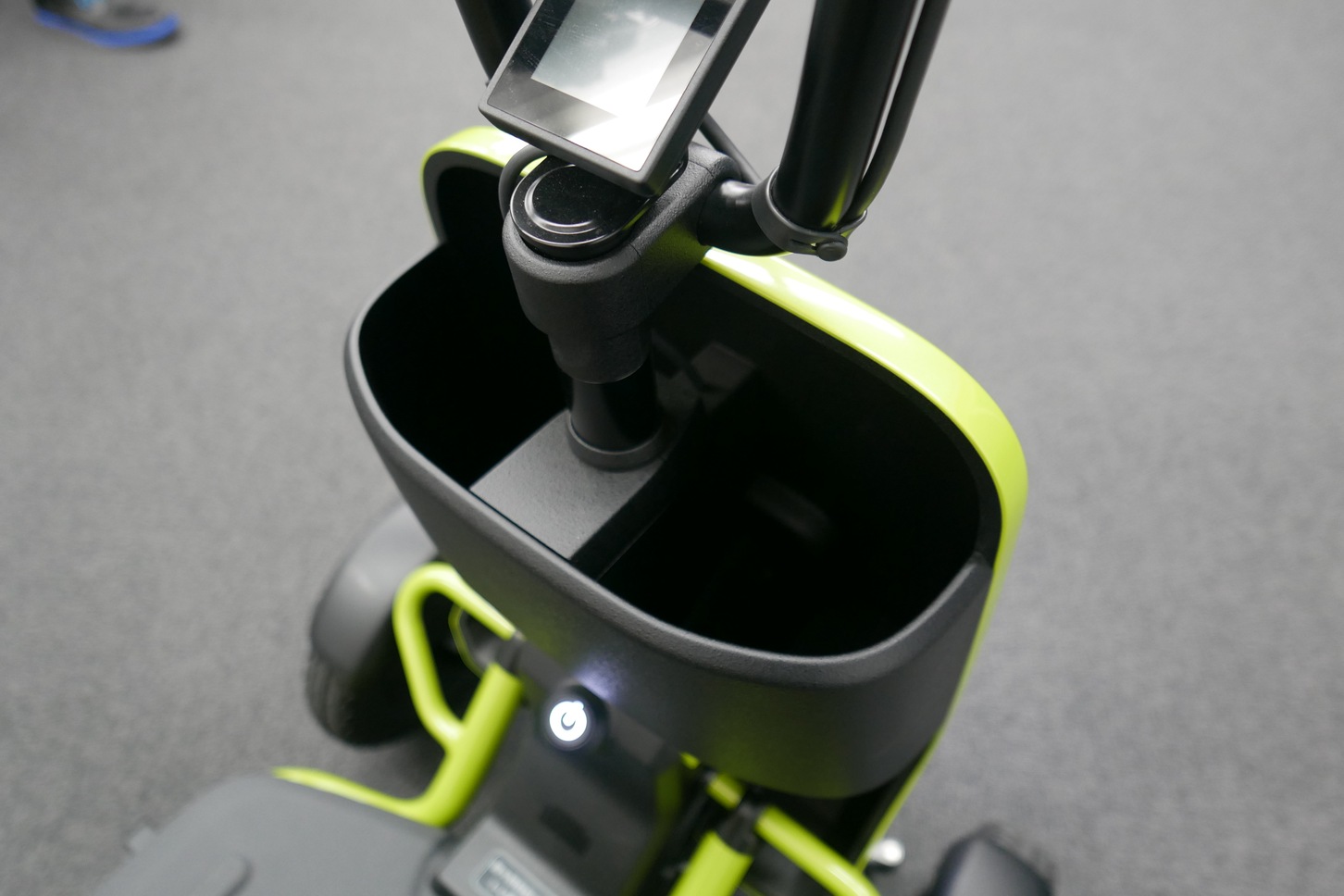 SUZU-RIDEは、フロント部に500mLのペットボトルが収納可能な小物入れに加え、スクーター同様にシートの内部が約110L容量の収納に。さらに足元にも荷物が積載できるようにコード固定用のフックも備える。
