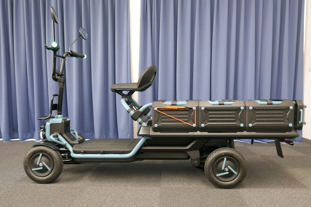 電動マルチユースモビリティ「SUZU-CARGO(スズカーゴ)」。大きな荷台で荷物を運べるのが特徴。ボディサイズは、全長1900×全幅600×全高1000mm(※ミラーを除く)