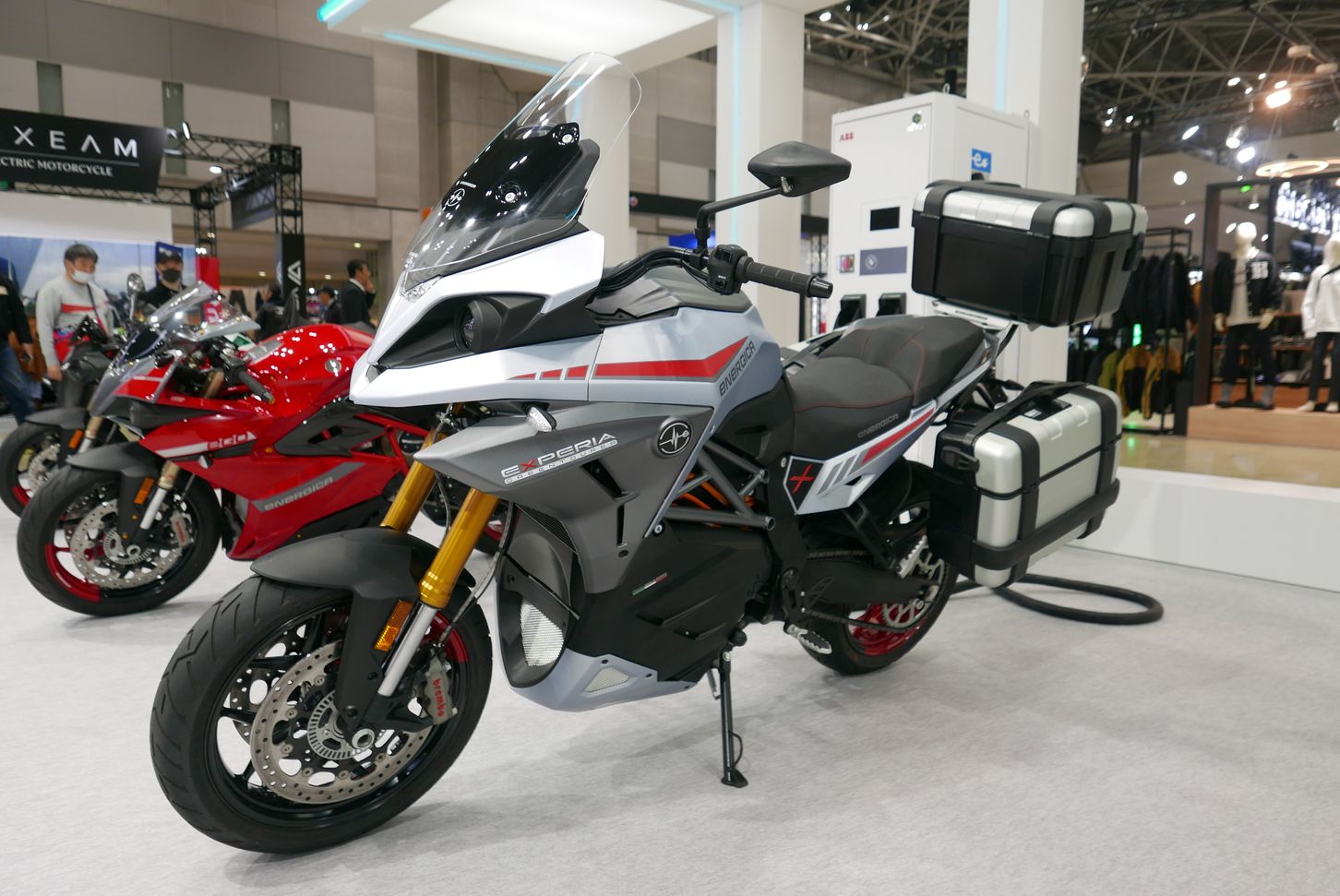EXPERIAのボディカラーはMetal Black、Bormio Ice、Flame Whiteの3色展開。展示車両はBormio Ice。