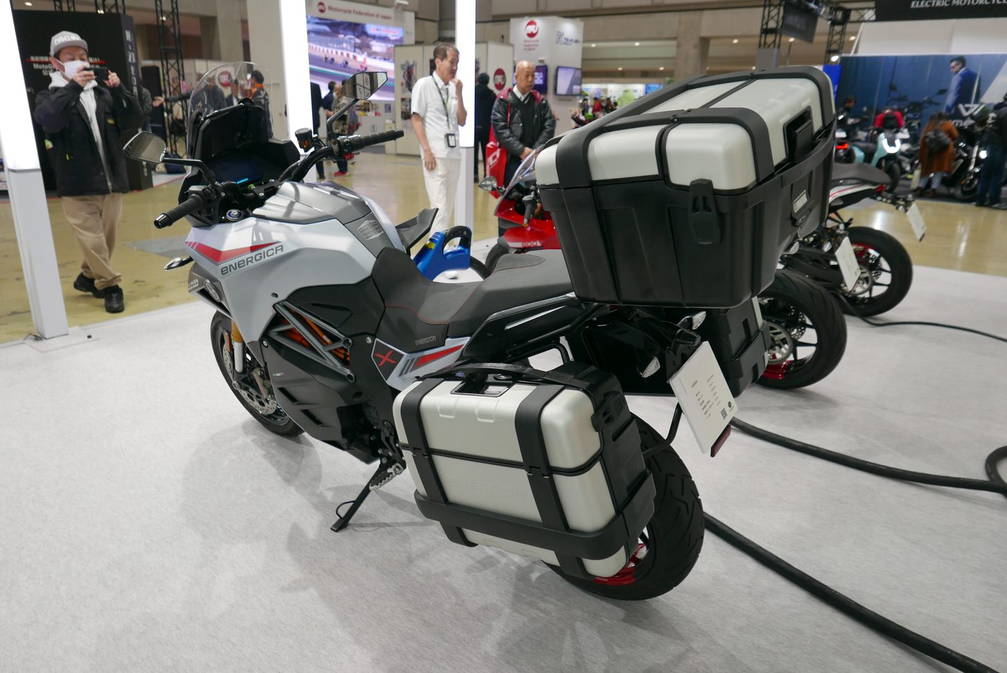サイドパニアとトップケースは合計で112Lと大容量。車両にオプションでケースを追加した場合、トータル価格は563万8800円となる。