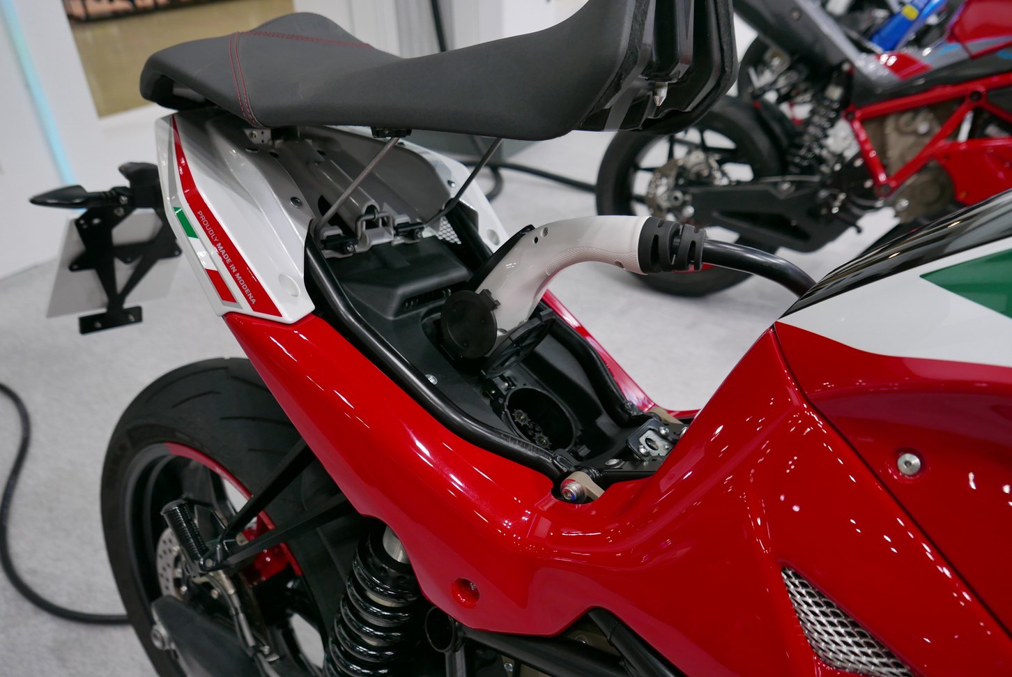 エネルジカのスポーツ・ネイキッドモデルはシート下に充電ポートがある。