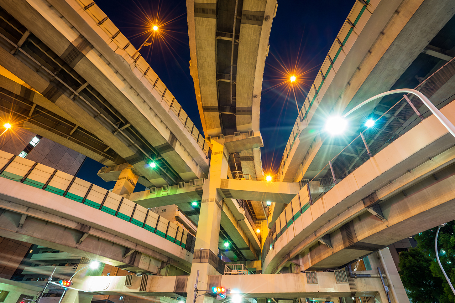 ヤマタノオロチと表現される複雑な立体交差の箱崎JCT。(画像：(c) Route16 - stock.adobe.com)