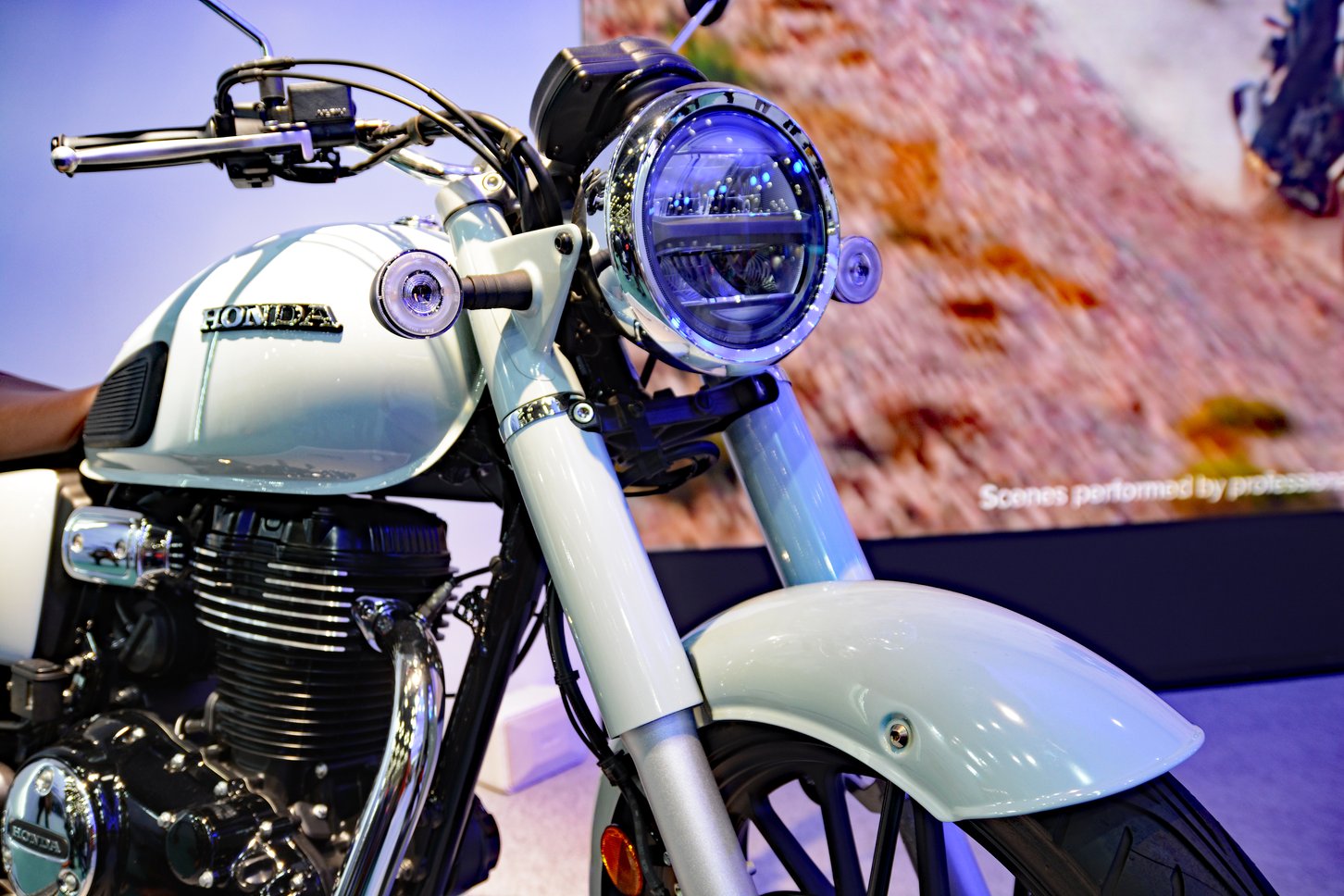 ホンダ GB350Cの存在感を示すタンク、フェンダー、フロントフォーク