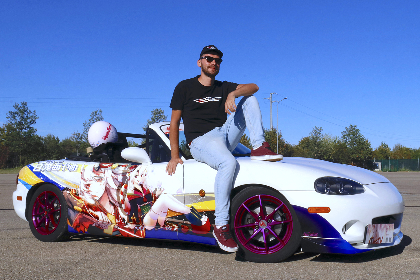 アルベルト・ロデギエロさんと愛車マツダMX-5 NB。サイドにはバーチャルアイドル「百鬼あやめ」が。＜photo: Akio Lorenzo OYA＞