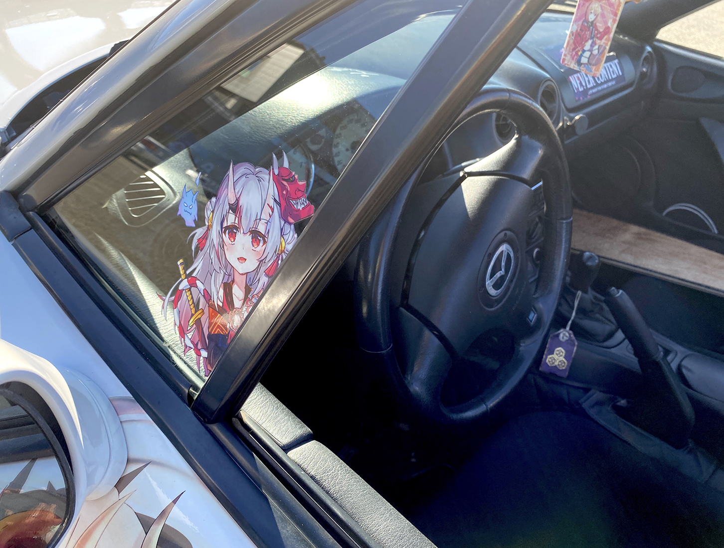 百鬼あやめは三角窓にも。シフトレバーにはお守りが掛かっている。＜photo: Akio Lorenzo OYA＞