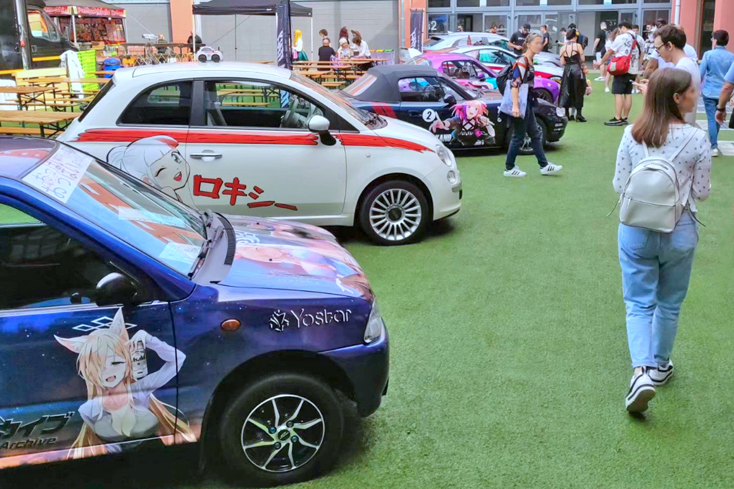 マルペンサのメッセ会場で。一番手前のベース車は、スバルM80（日本名ヴィヴィオ）である。＜photo: ITASHA ITALY＞