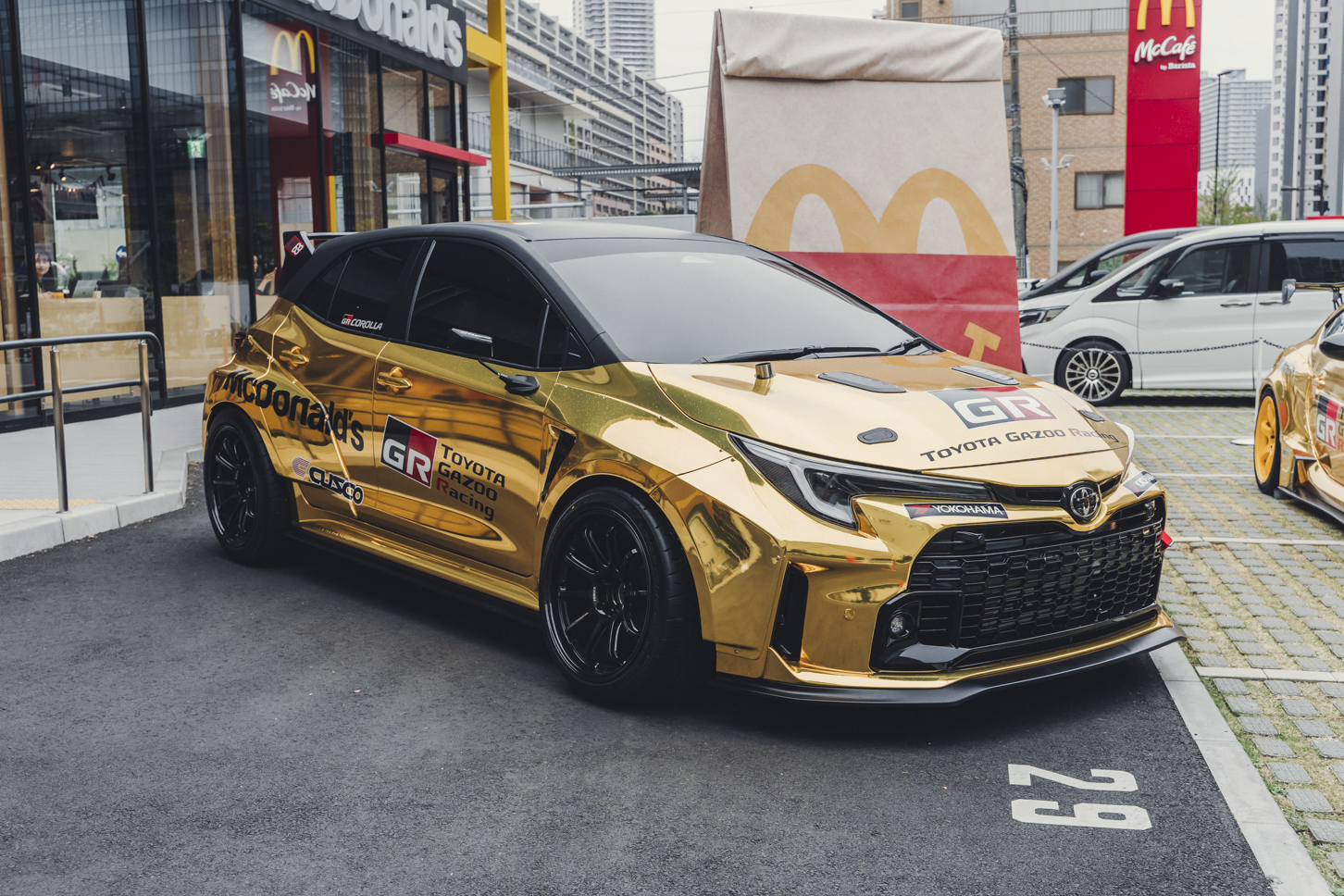 マクドナルド×トヨタ×トミカ|ハッピーセット|金色のトヨタGRカローラ|斜め前