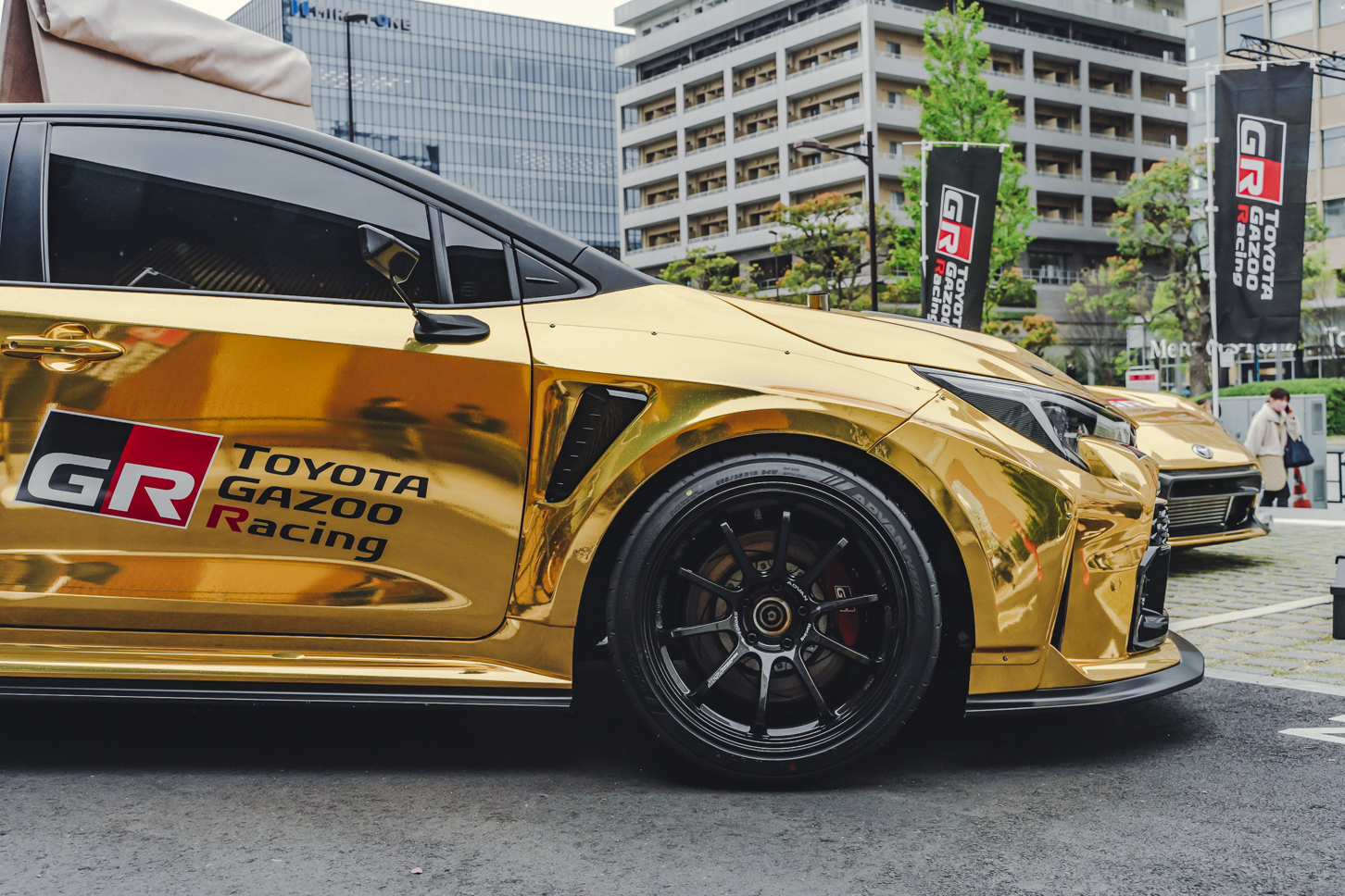 マクドナルド×トヨタ×トミカ｜ハッピーセット｜金色のトヨタGRカローラ｜フロントタイヤ
