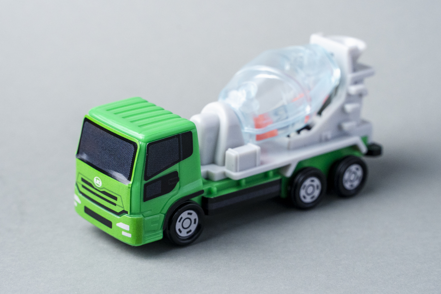 マクドナルド|ハッピーセット|トミカ|UDトラックス・クオン ミキサー車|斜め前