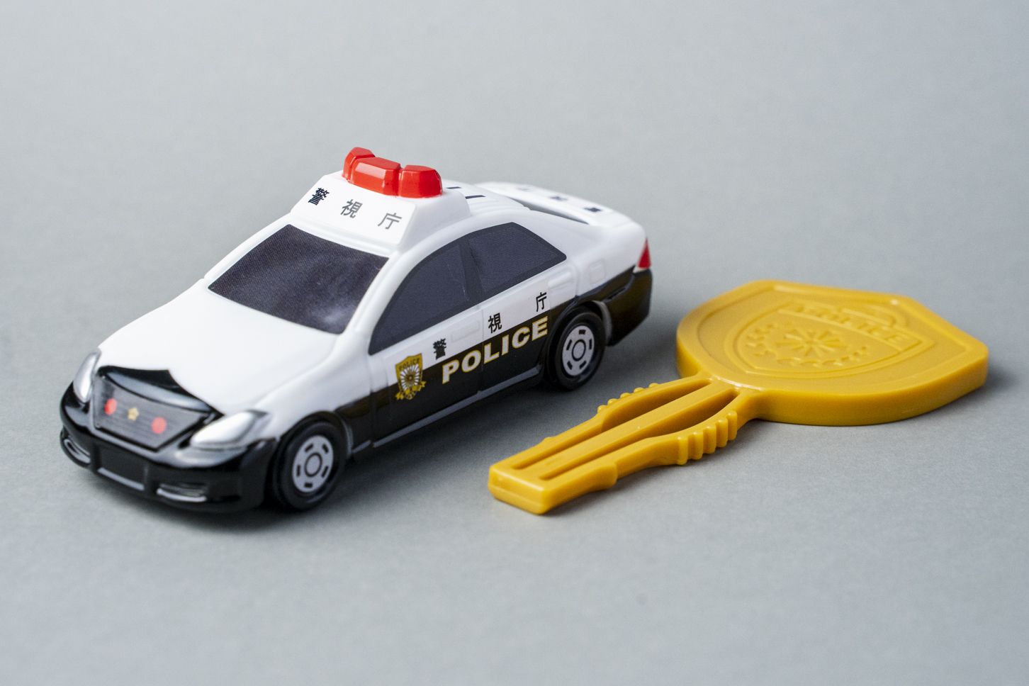 マクドナルド|ハッピーセット|トミカ|トヨタ・クラウン パトロールカー|動き1