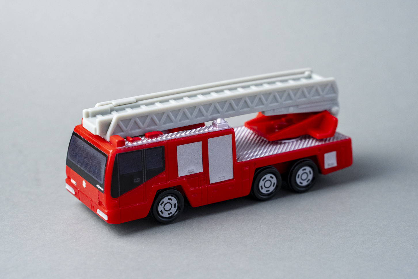 マクドナルド|ハッピーセット|トミカ|日野はしご付消防車(モリタ・スーパージャイロラダー)|斜め前