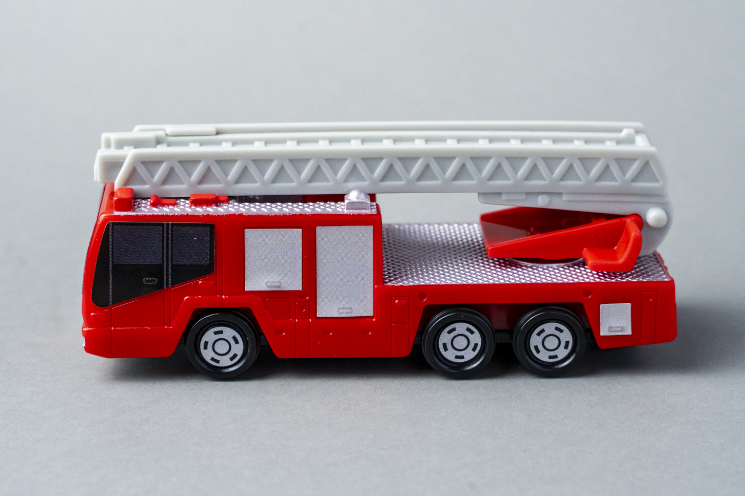 マクドナルド｜ハッピーセット｜トミカ｜日野はしご付消防車（モリタ・スーパージャイロラダー）｜横